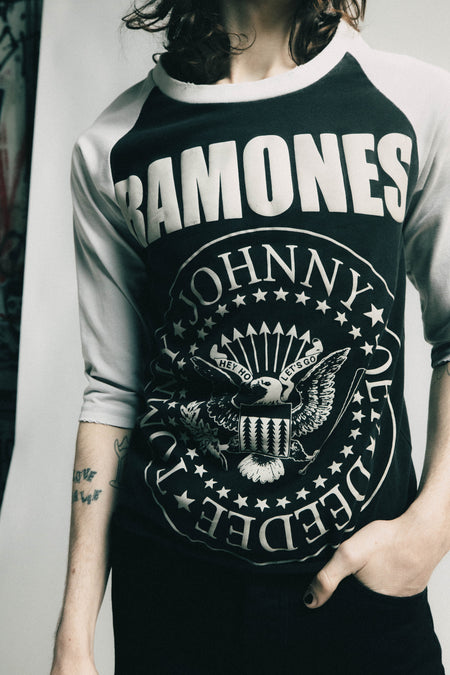 RAMONES CLASSIC SEAL VINTAGE BASEBALL TEE